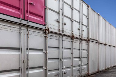 Kiralık küçük bir deponun dışında.