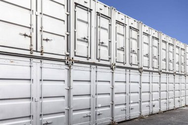 Kiralık küçük bir deponun dışında.