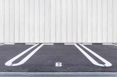 Ofis binasının içi boş uzay otoparkı.