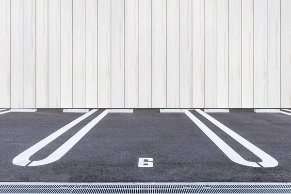 オフィスビルの空きスペース駐車場のインテリア — ストック写真