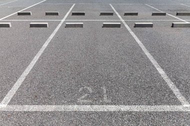 Ofis binasının dışındaki boş uzay otoparkı