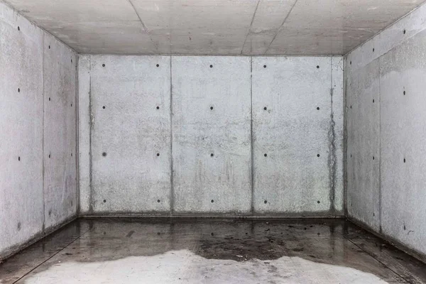 空旷白色地下室混凝土房的视角 — 图库照片