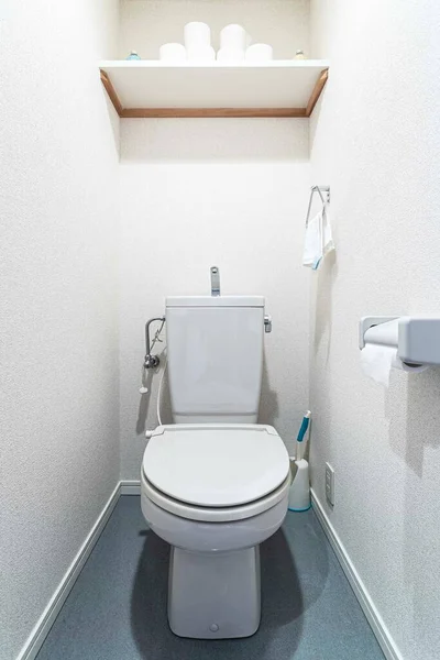 Nowoczesna Automatyczna Toaleta Małej Toalecie Drewnianym Domu — Zdjęcie stockowe
