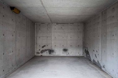 Boş beyaz bodrum beton odası manzarası