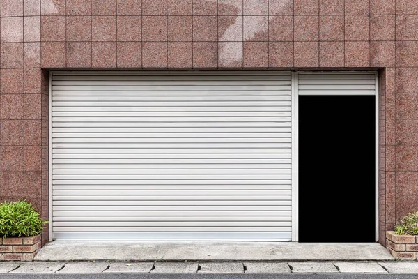 Garage Bij Het Gebouw Dat Deur Opent — Stockfoto