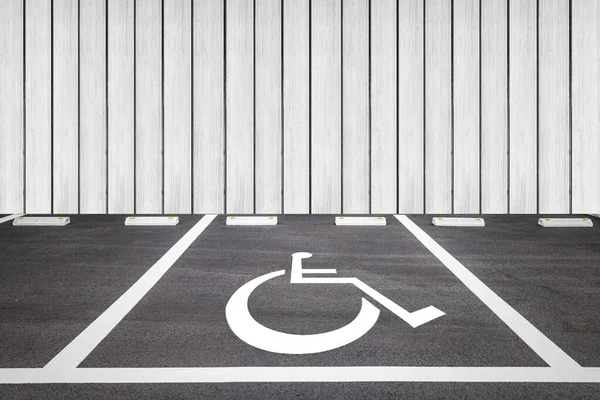 Pusty Publiczny Parking Świeżym Powietrzu Dla Niepełnosprawnych — Zdjęcie stockowe