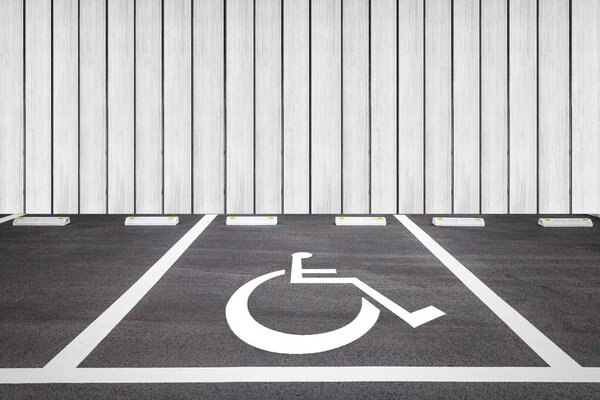 Пустой открытый общественный паркинг для инвалидов