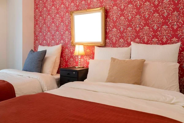 Zwei Einzelbetten Und Eine Decke Einem Kleinen Schlafzimmer Für Paare — Stockfoto