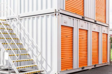 Kiralık küçük bir deponun dışında.