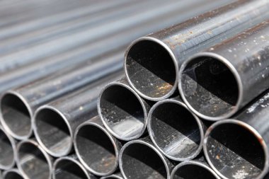 Yakın - İnşaat metal boruları yığını