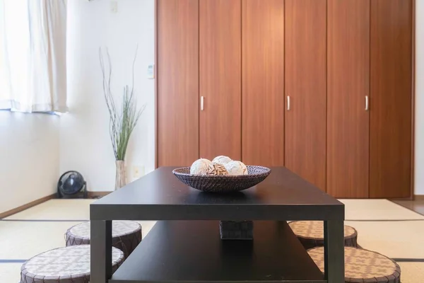 Mesa Madera Negra Cojines Sala Estar Estilo Japonés —  Fotos de Stock