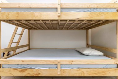 Misafir odasında ranza ve yatak.