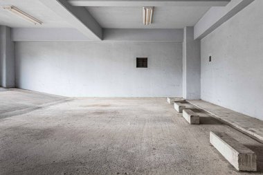 Apartmanın zemin katındaki boş park yeri.