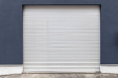 Evin zemin katındaki otomatik kepenk kapakları.