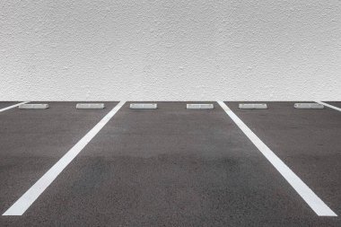 Boş araba parkı, beyaz işaretli araba parkı, halka açık parktaki park alanı.