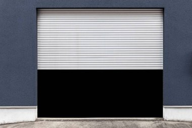 Kepenk kapağını açan binanın garajında.