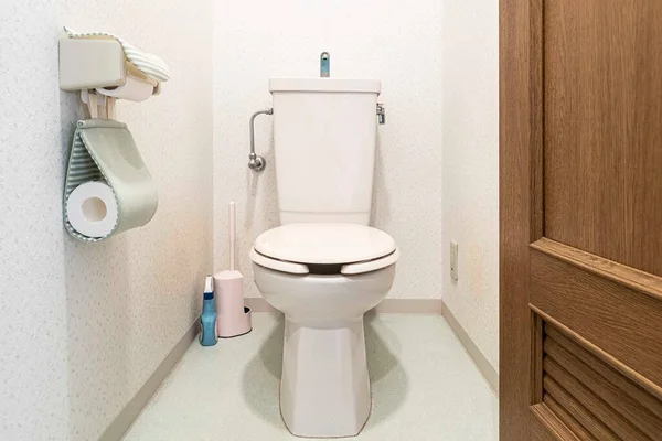 Automatico Moderno Una Piccola Toilette Una Casa Legno — Foto Stock