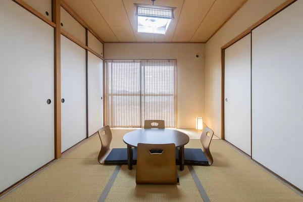Μαύρο Ξύλινο Τραπέζι Και Μαξιλάρια Στο Ιαπωνικό Σαλόνι — Φωτογραφία Αρχείου