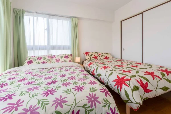 Двуспальная Кровать Одеяло Маленькой Спальне Пары — стоковое фото