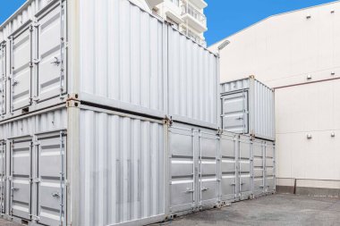 Kiralık küçük bir deponun dışında.