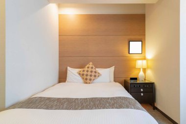 Modern, küçük bir dairede tek kişilik yatak odası.