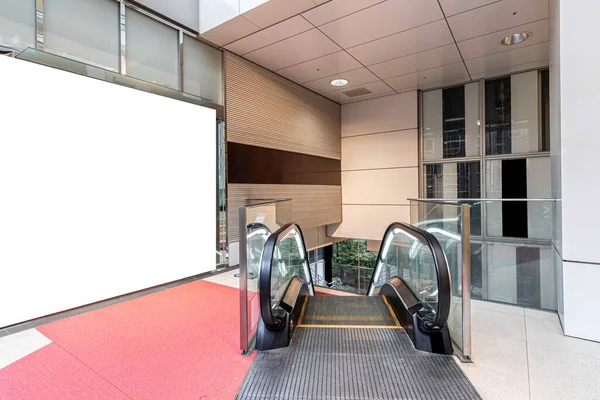 사무실 건물의 에스컬레이터 입구에 커다란 게시판 — 스톡 사진