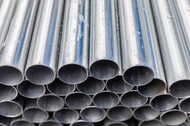 Yakın - İnşaat metal boruları yığını