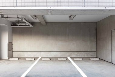 Apartmanın zemin katındaki boş park yeri.