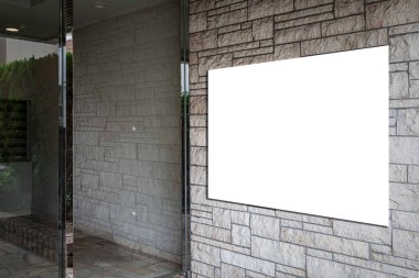 Alışveriş merkezinin girişine büyük boş bir reklam tabelası asılmış.