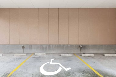 Engelliler için apartmanın altındaki zemin katta boş park yeri