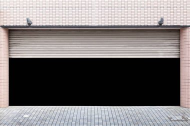 Kapıyı açan binanın garajında.