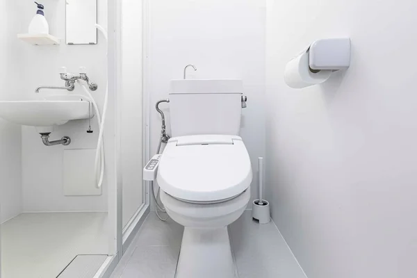現代の自動トイレ木造の家の小さなトイレで — ストック写真