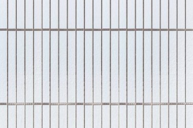 Çizgili ve pürüzsüz arkaplanı olan modern beyaz taş duvar