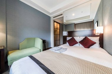 Modern, küçük bir dairede tek kişilik yatak odası.