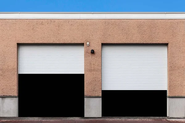Garage Presso Edificio Che Apre Porta Dell Otturatore — Foto Stock
