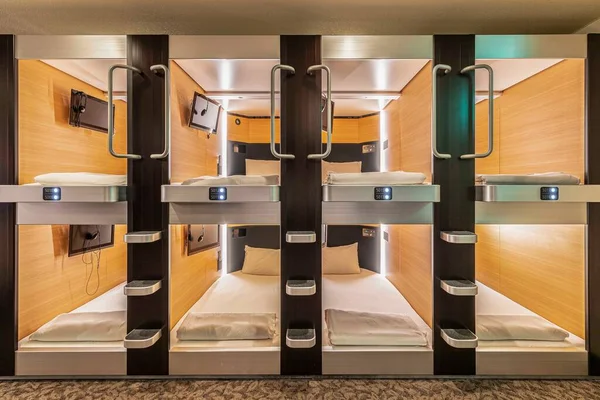 Двоповерхова Спальня Єднана Сучасний Готель Капсули Японії — стокове фото