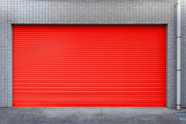 Evin zemin katındaki otomatik kırmızı metal paten kepenkleri.