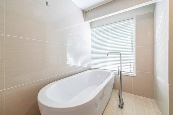 Prysznic Zewnętrznym Oknem Dziennym Nowoczesną Białą Łaźnią Ceramiczną — Zdjęcie stockowe