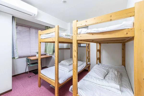 Две Двухъярусные Кровати Матраса Комнате Гостей — стоковое фото