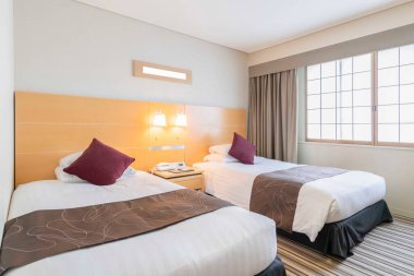 Çift kişilik yatak ve battaniye küçük bir yatak odasında.