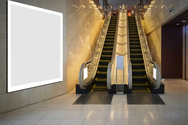 Una Gran Cartelera Blanco Entrada Escalera Mecánica Centro Comercial —  Fotos de Stock