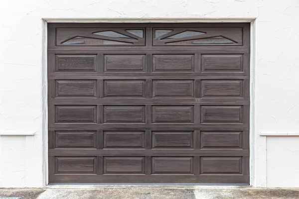 自動ローリングシャッターのための茶色の木製シャッターガレージのドア — ストック写真