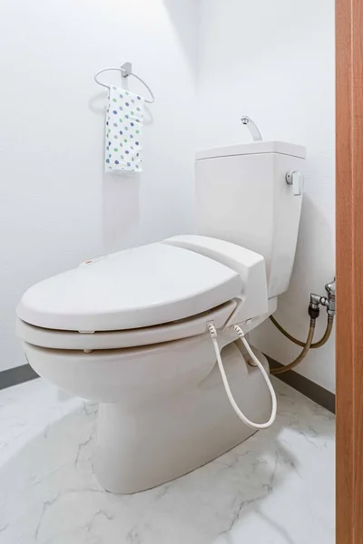 Modern Automatisk Toalett Liten Toalett Ett Trähus — Stockfoto