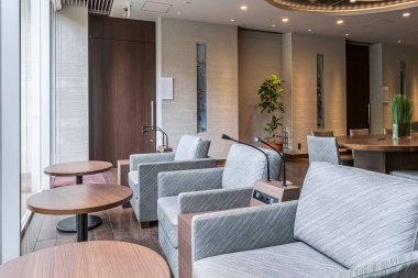  Lüks bir otelin lobisinde deri koltuk boş.