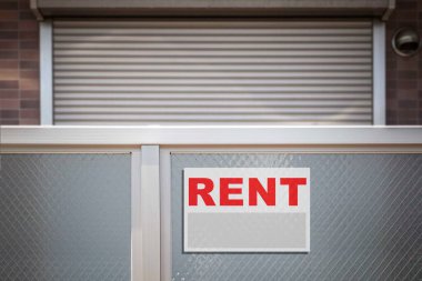 Evin Önünde Kiralık Emlak Tabelası