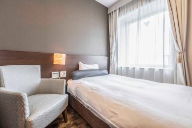 Modern, küçük bir dairede tek kişilik yatak odası.