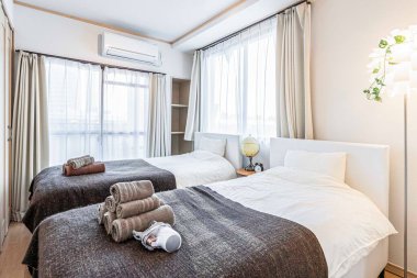 Çift kişilik yatak ve battaniye küçük bir yatak odasında.