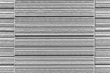 Çizgili ve pürüzsüz arkaplanı olan modern beyaz taş duvar