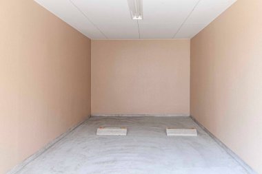 Apartmanın zemin katındaki boş park yeri.