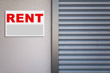 Evin Önünde Kiralık Emlak Tabelası